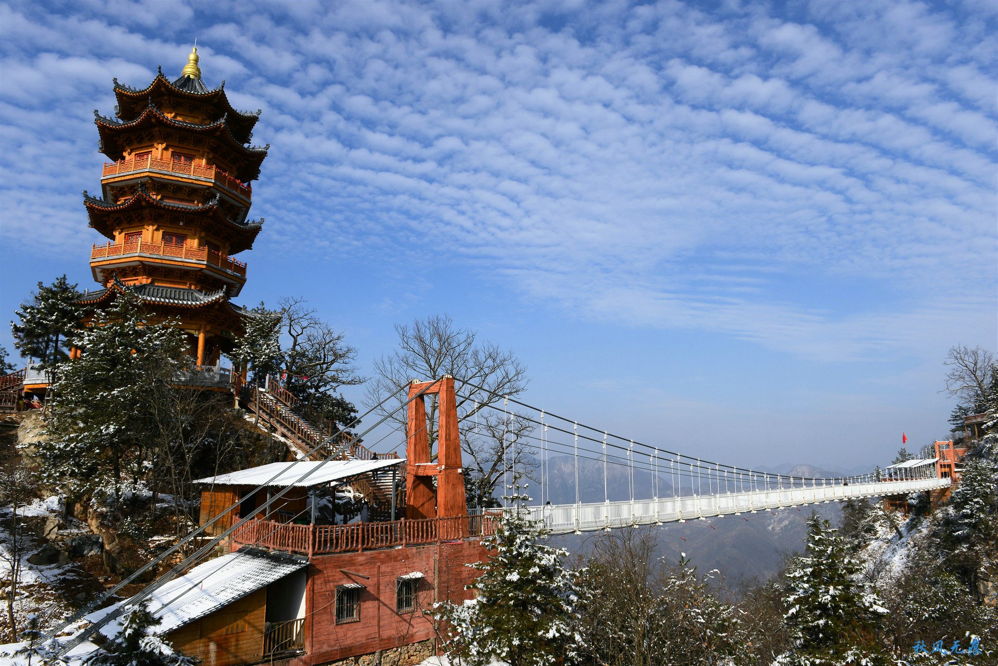 冬雪后去镇安塔云山，一览三面悬崖的五百年道观