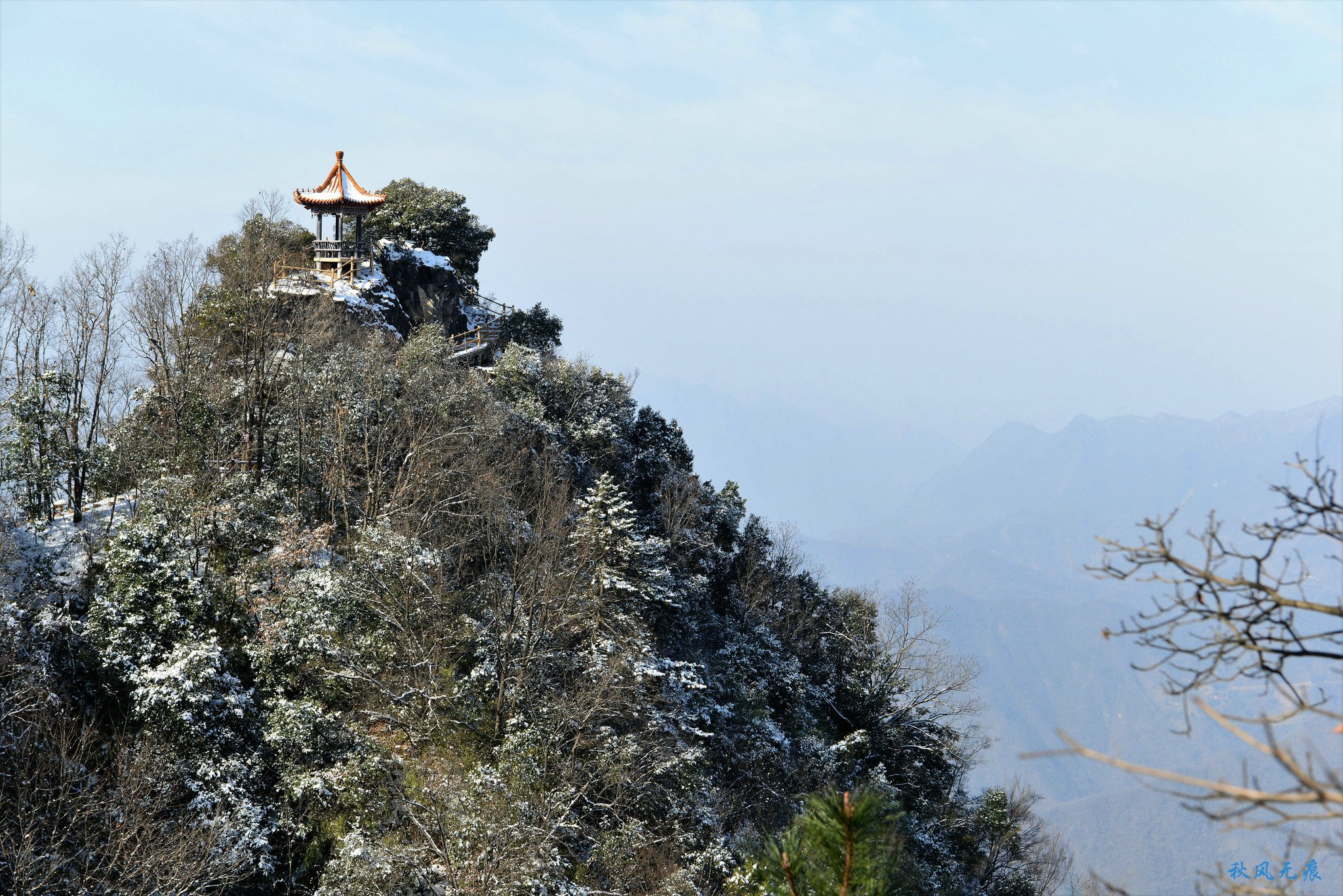 冬雪后去镇安塔云山，一览三面悬崖的五百年道观