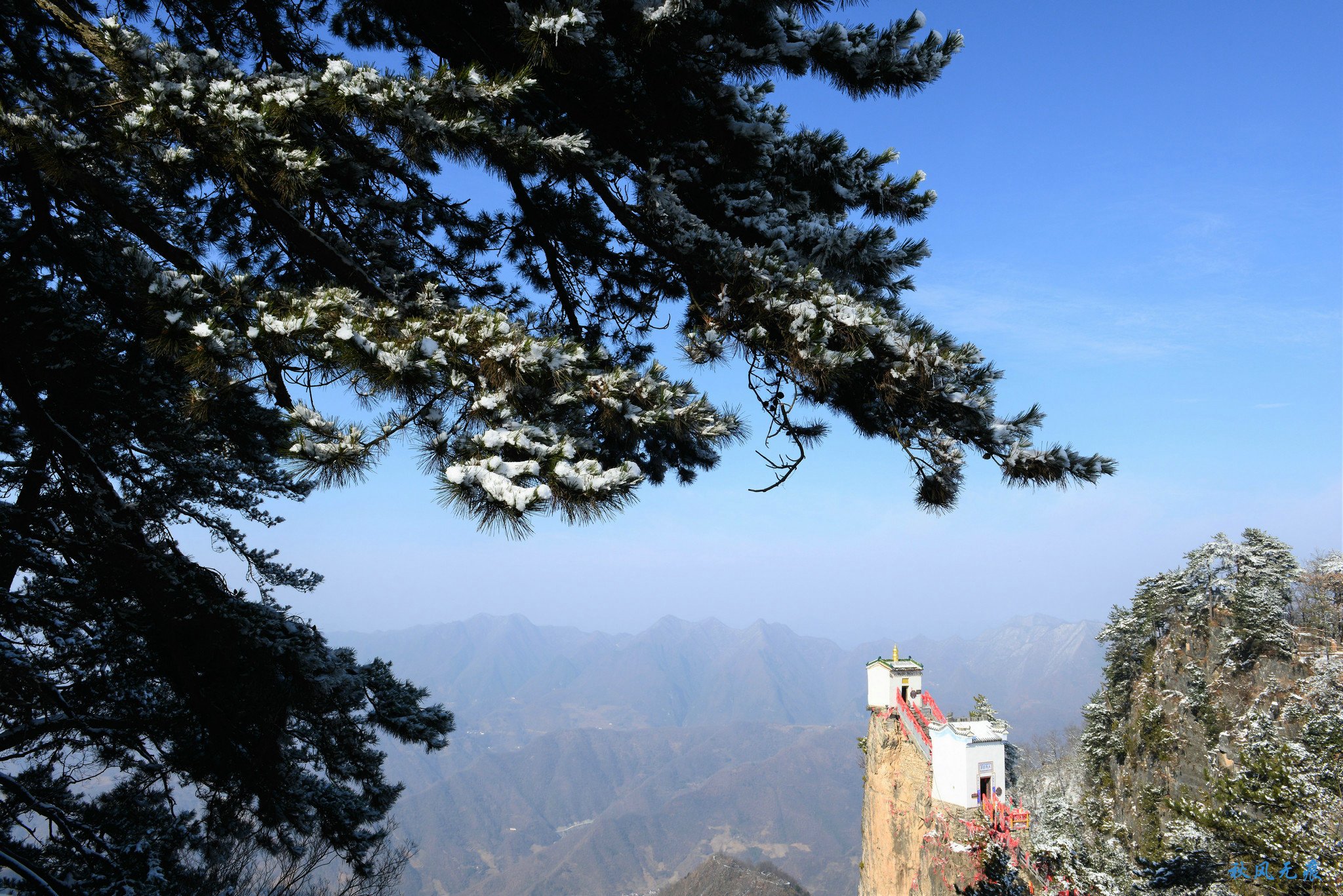 冬雪后去镇安塔云山，一览三面悬崖的五百年道观