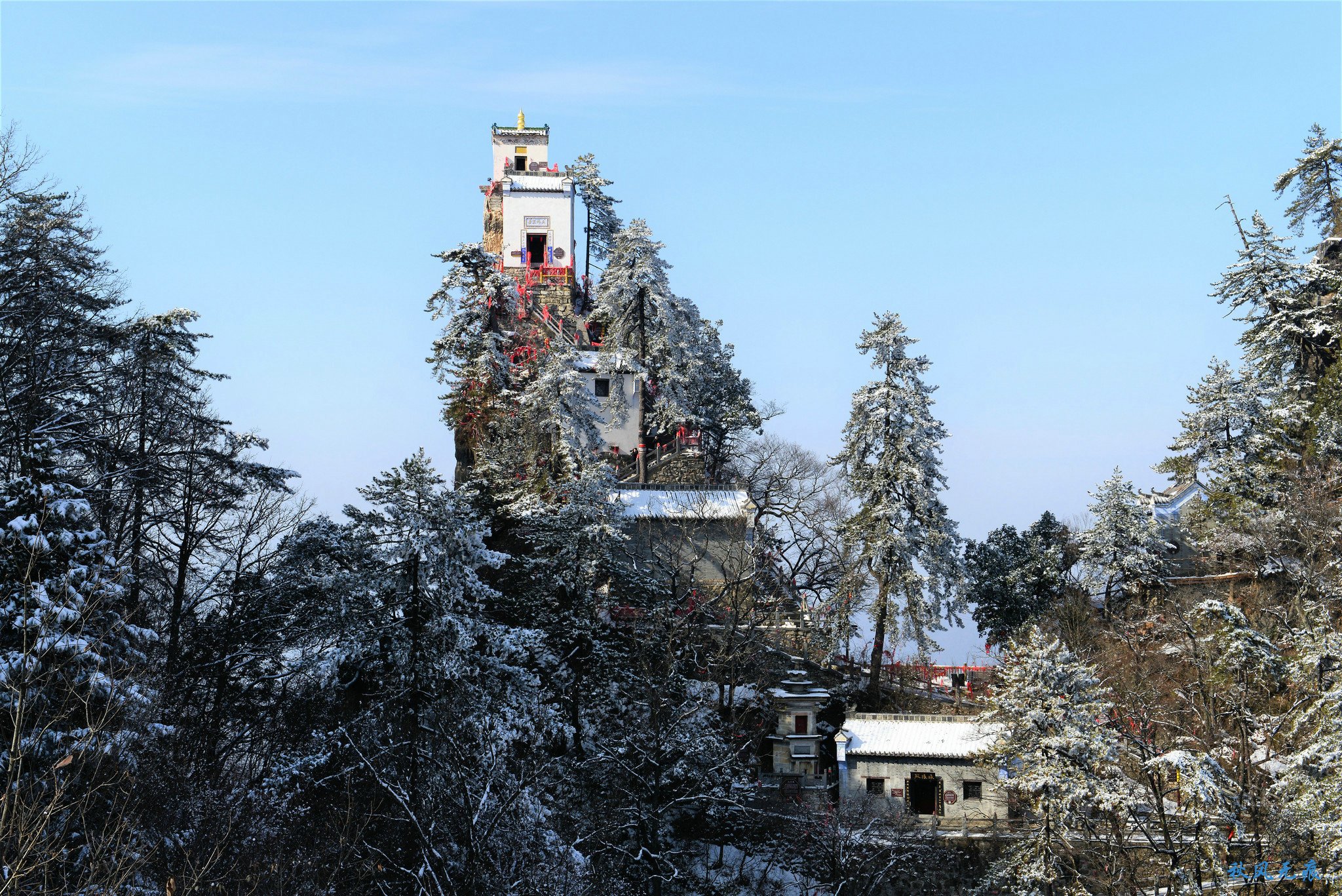 冬雪后去镇安塔云山，一览三面悬崖的五百年道观