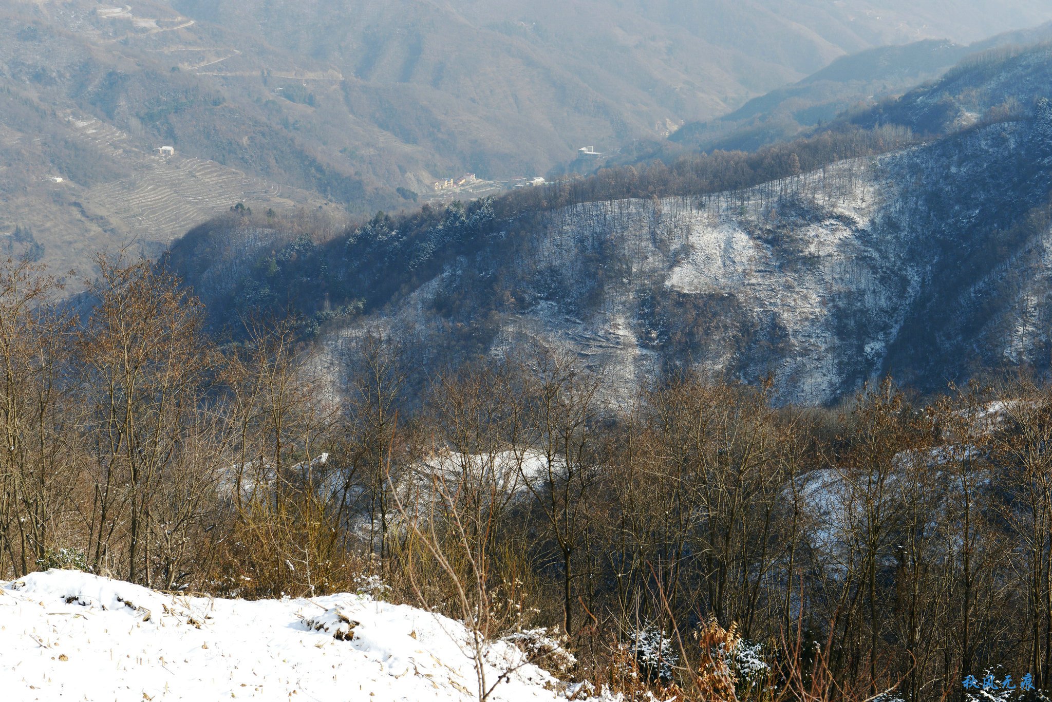 冬雪后去镇安塔云山，一览三面悬崖的五百年道观