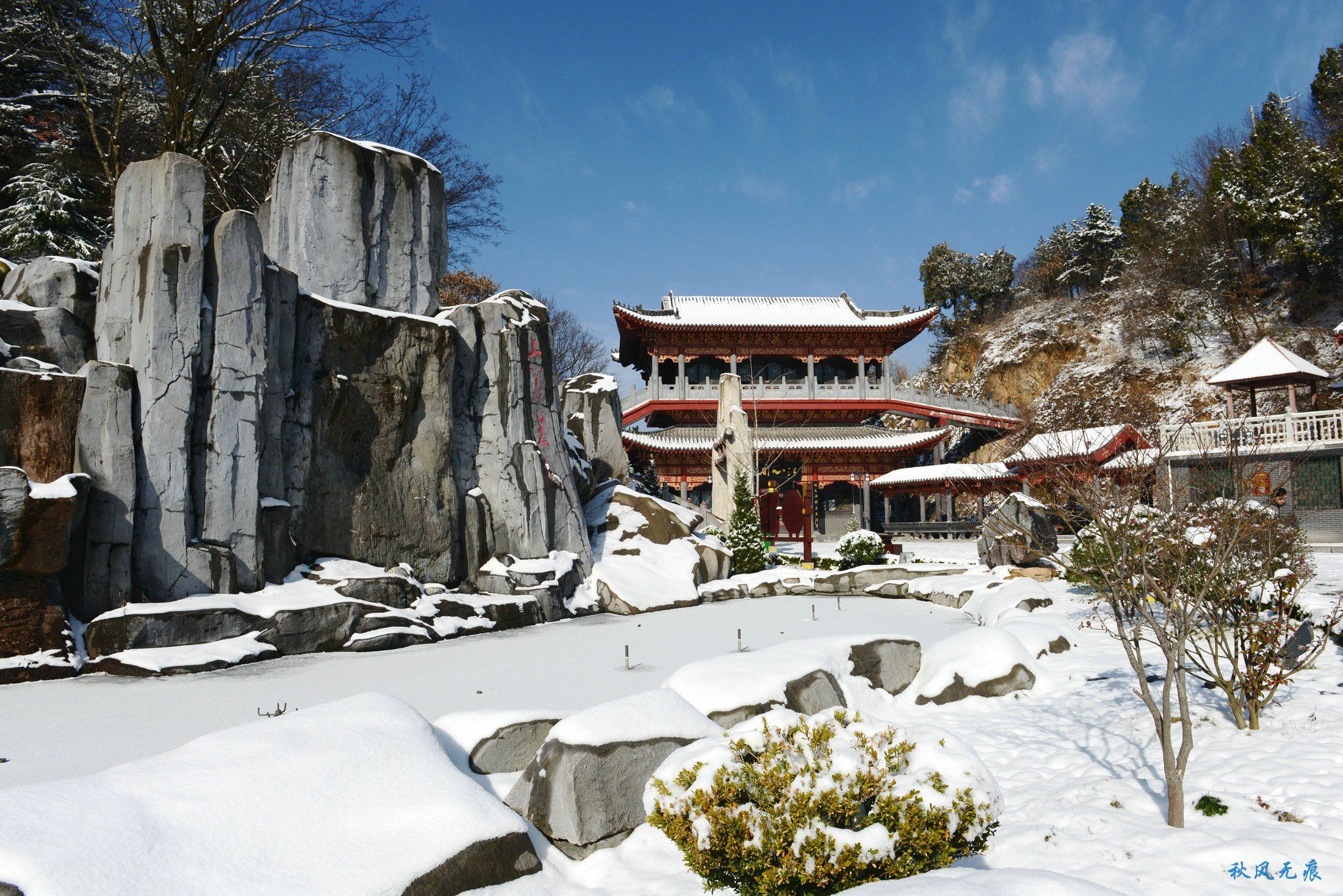 冬雪后去镇安塔云山，一览三面悬崖的五百年道观