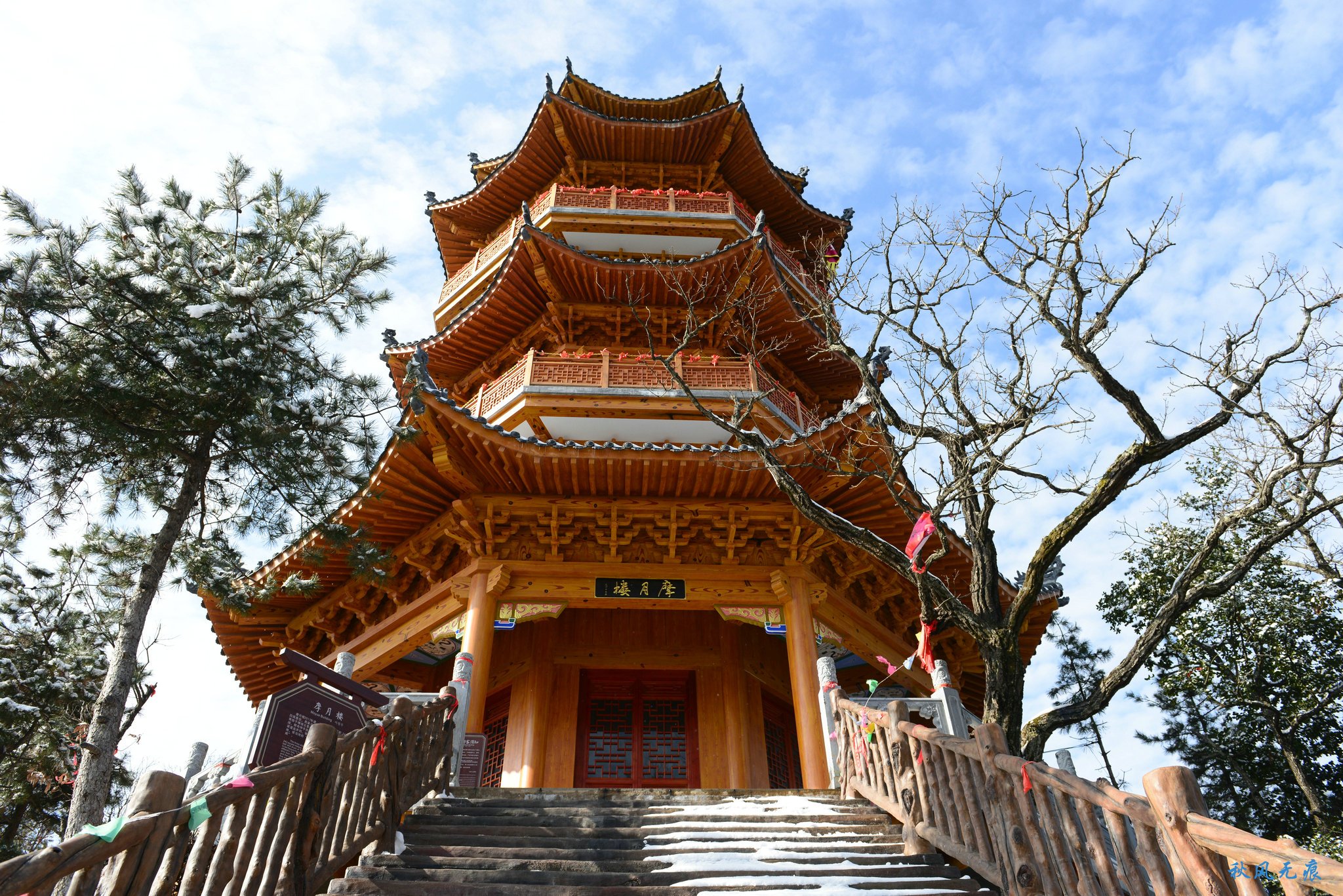 冬雪后去镇安塔云山，一览三面悬崖的五百年道观