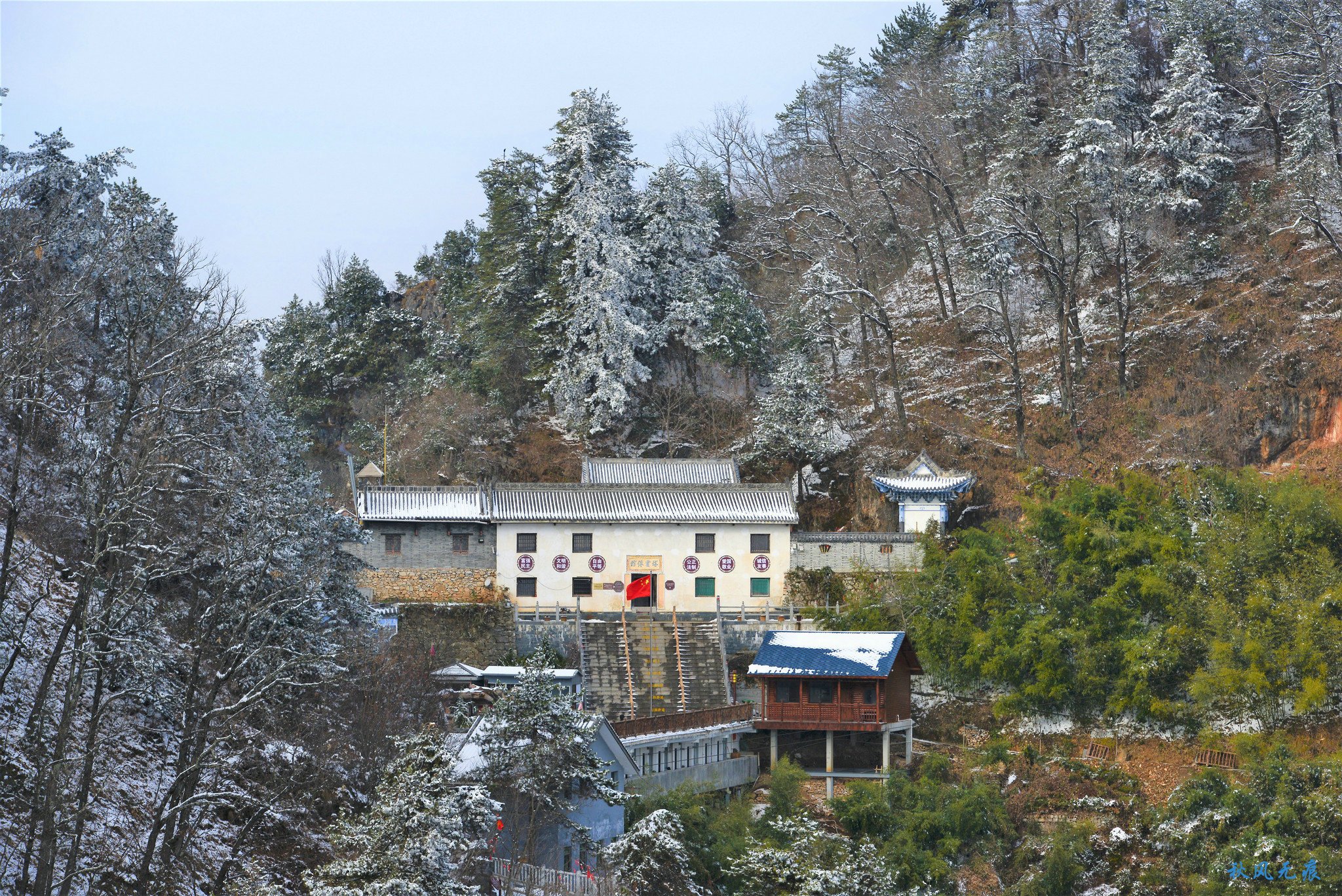 冬雪后去镇安塔云山，一览三面悬崖的五百年道观