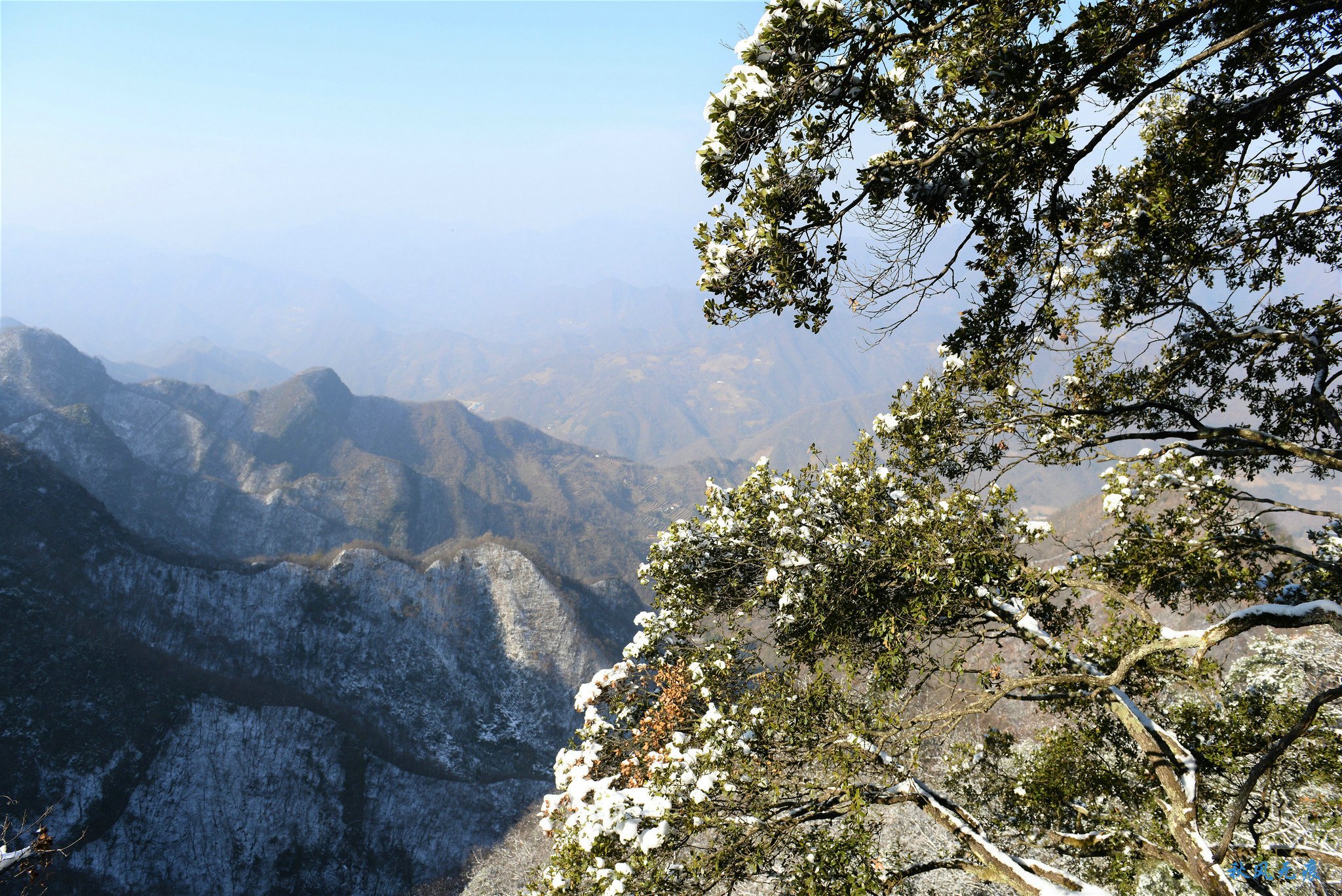 冬雪后去镇安塔云山，一览三面悬崖的五百年道观