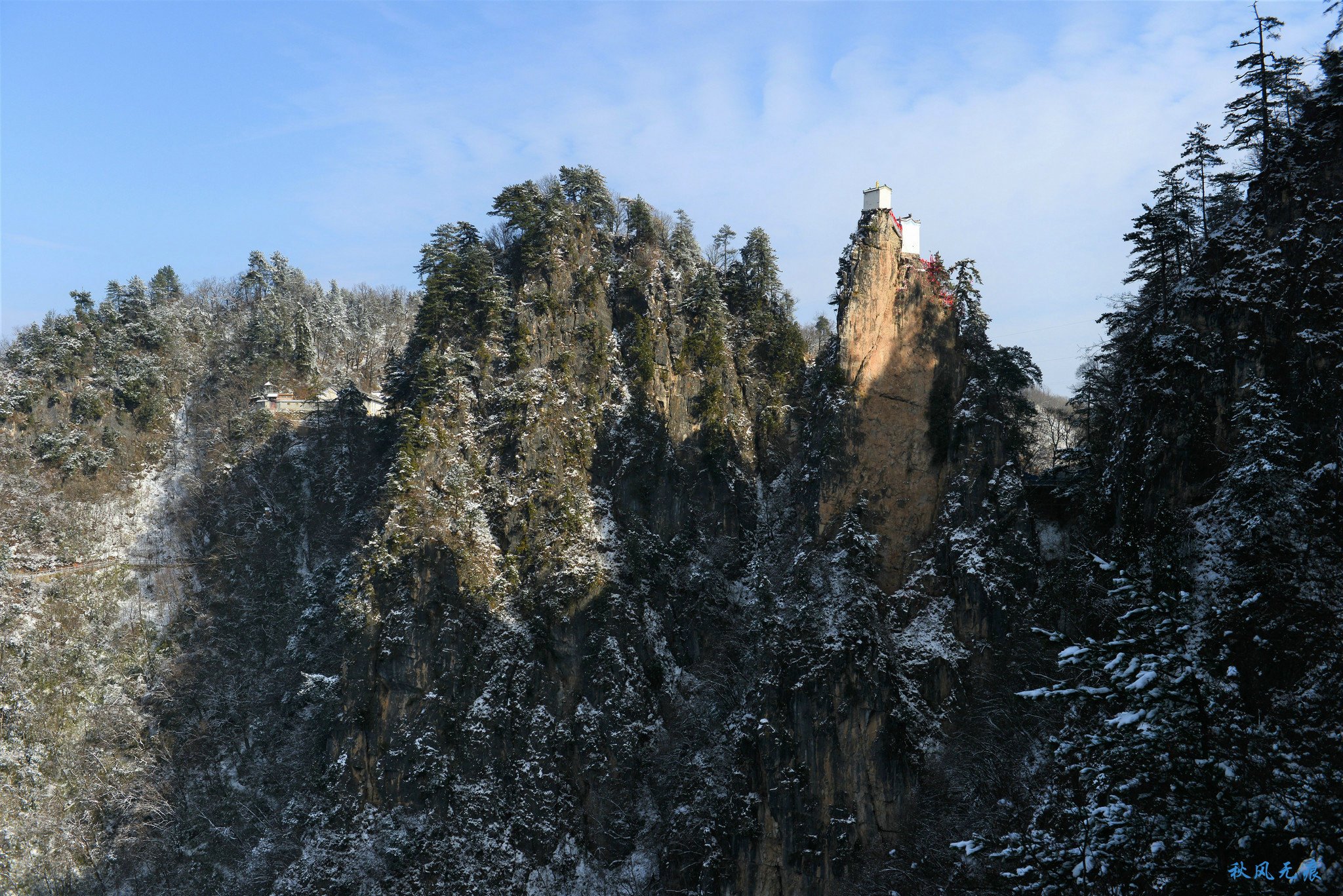 冬雪后去镇安塔云山，一览三面悬崖的五百年道观