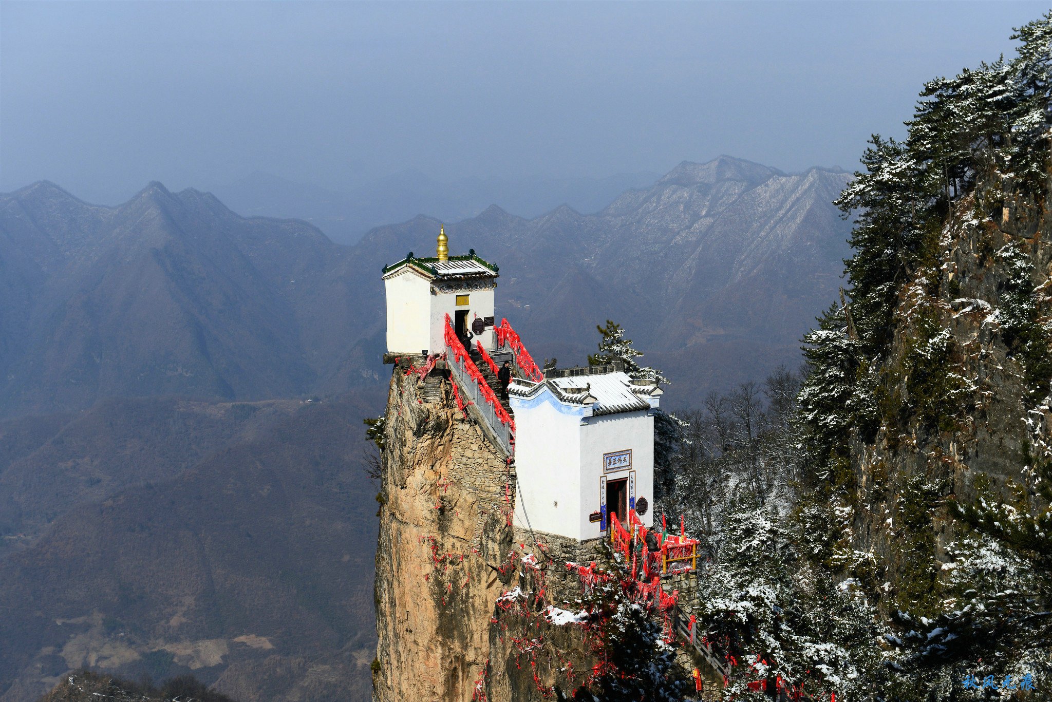 冬雪后去镇安塔云山，一览三面悬崖的五百年道观