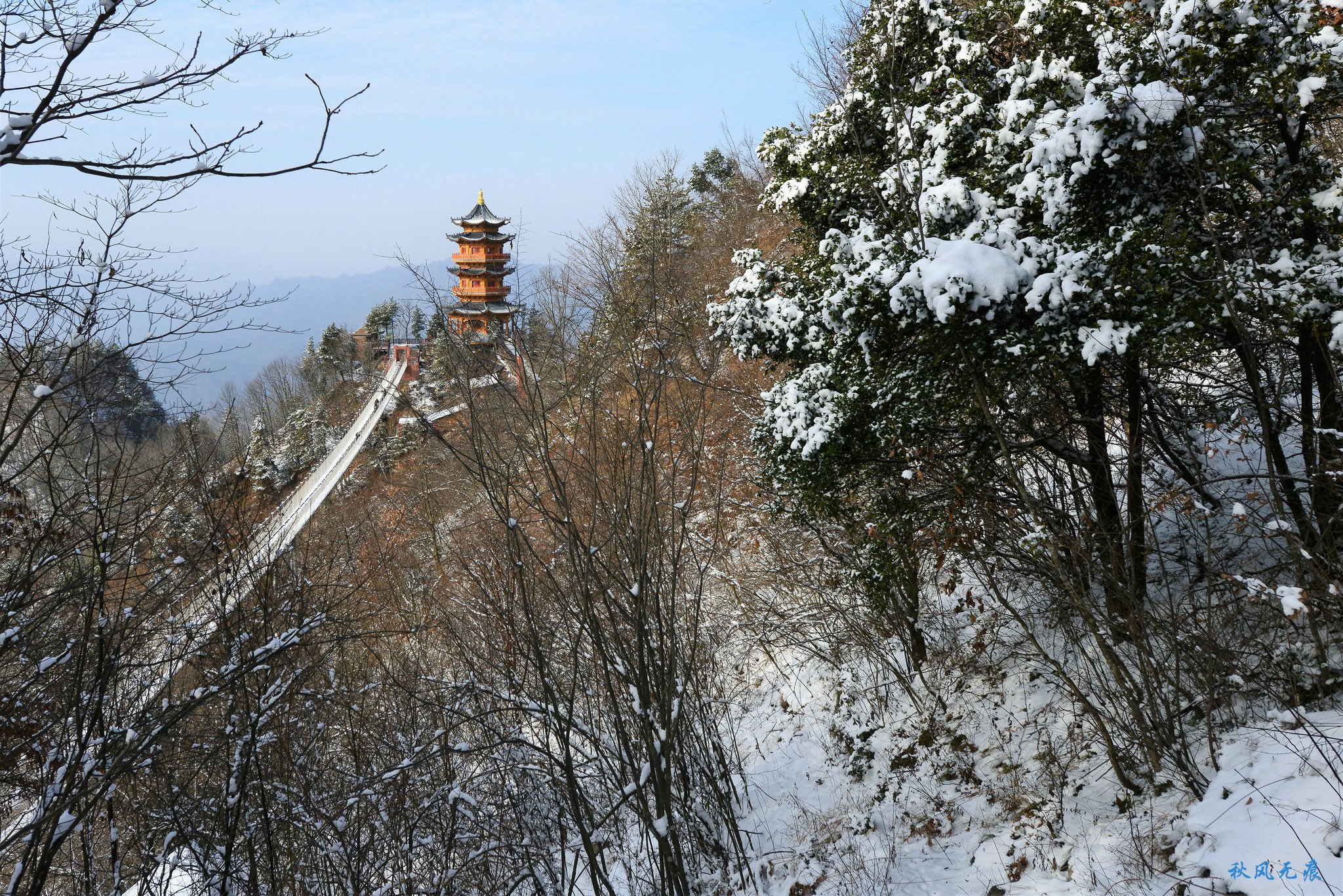 冬雪后去镇安塔云山，一览三面悬崖的五百年道观