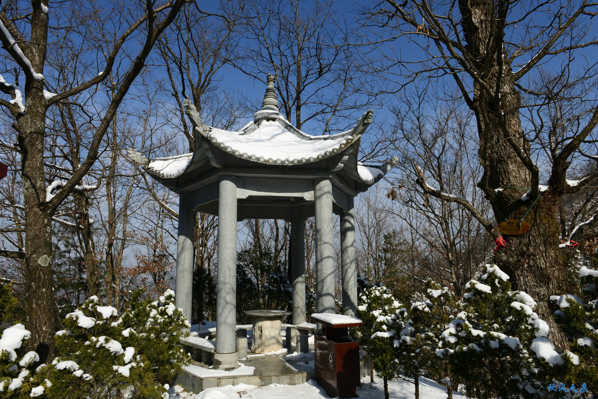 冬雪后去镇安塔云山，一览三面悬崖的五百年道观
