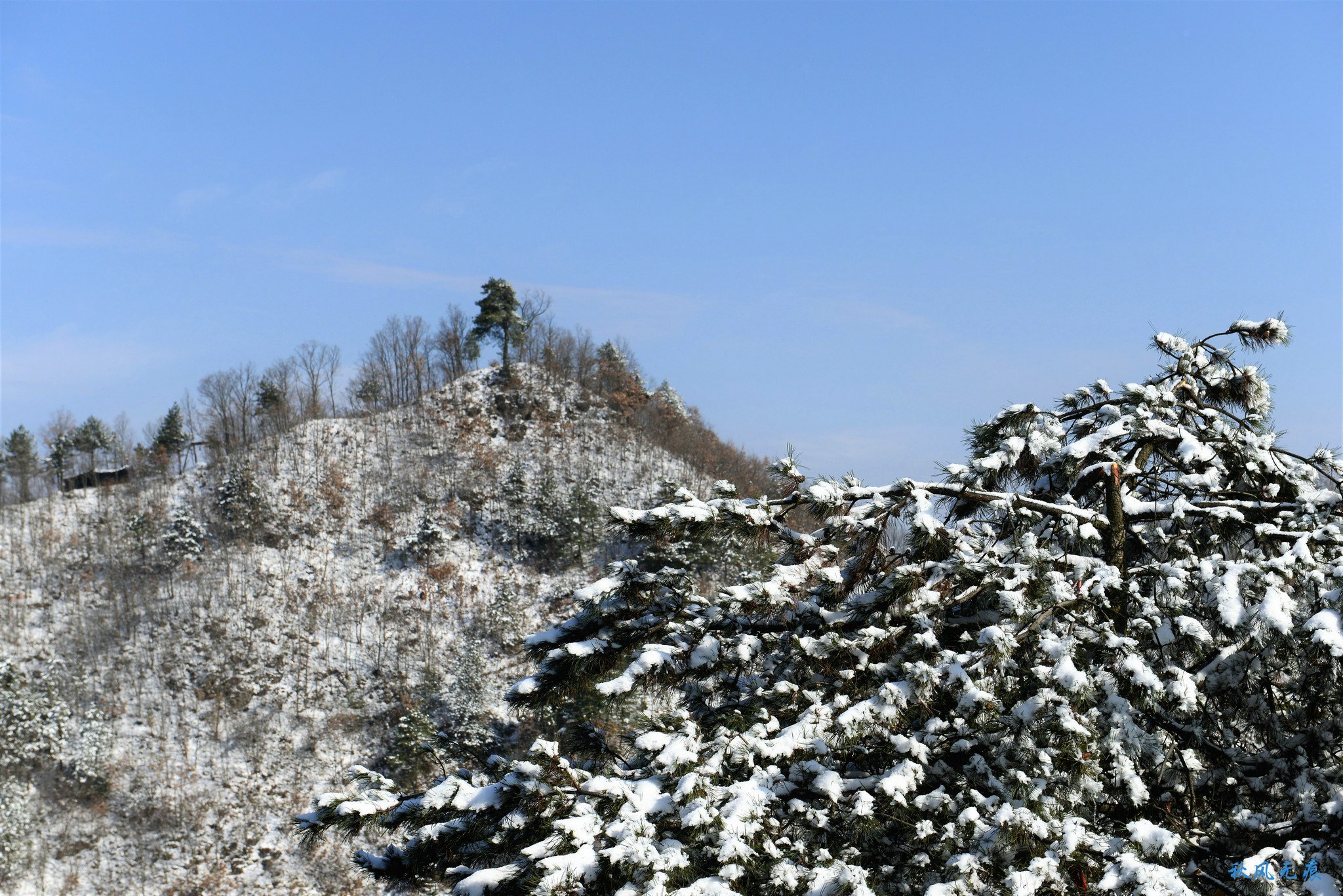 冬雪后去镇安塔云山，一览三面悬崖的五百年道观