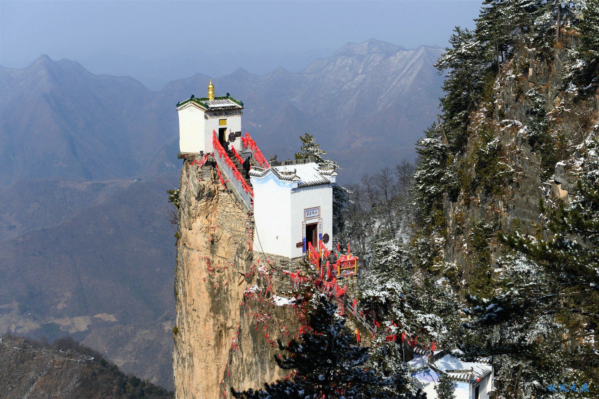 冬雪后去镇安塔云山，一览三面悬崖的五百年道观