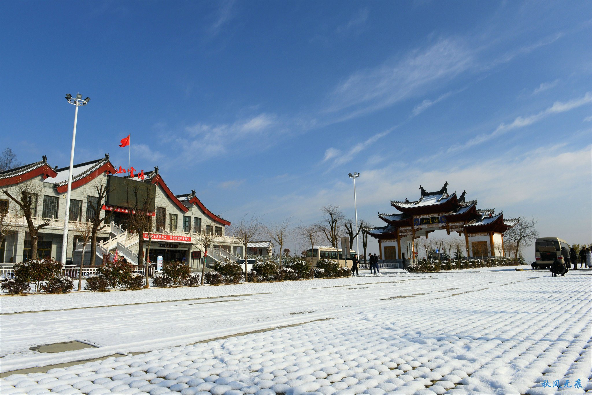 冬雪后去镇安塔云山，一览三面悬崖的五百年道观