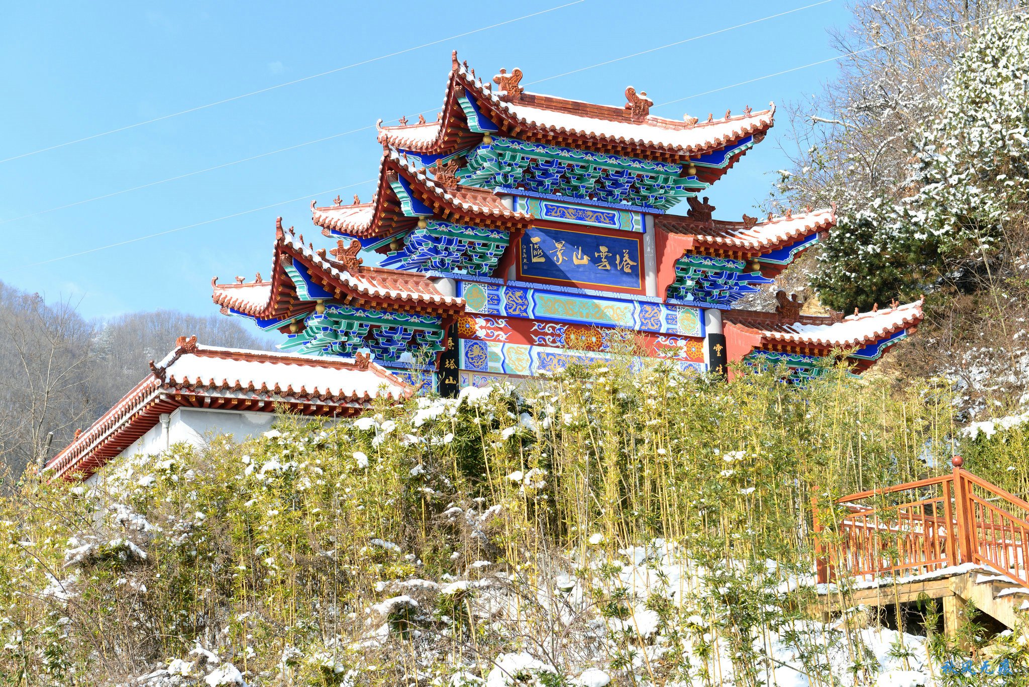 冬雪后去镇安塔云山，一览三面悬崖的五百年道观