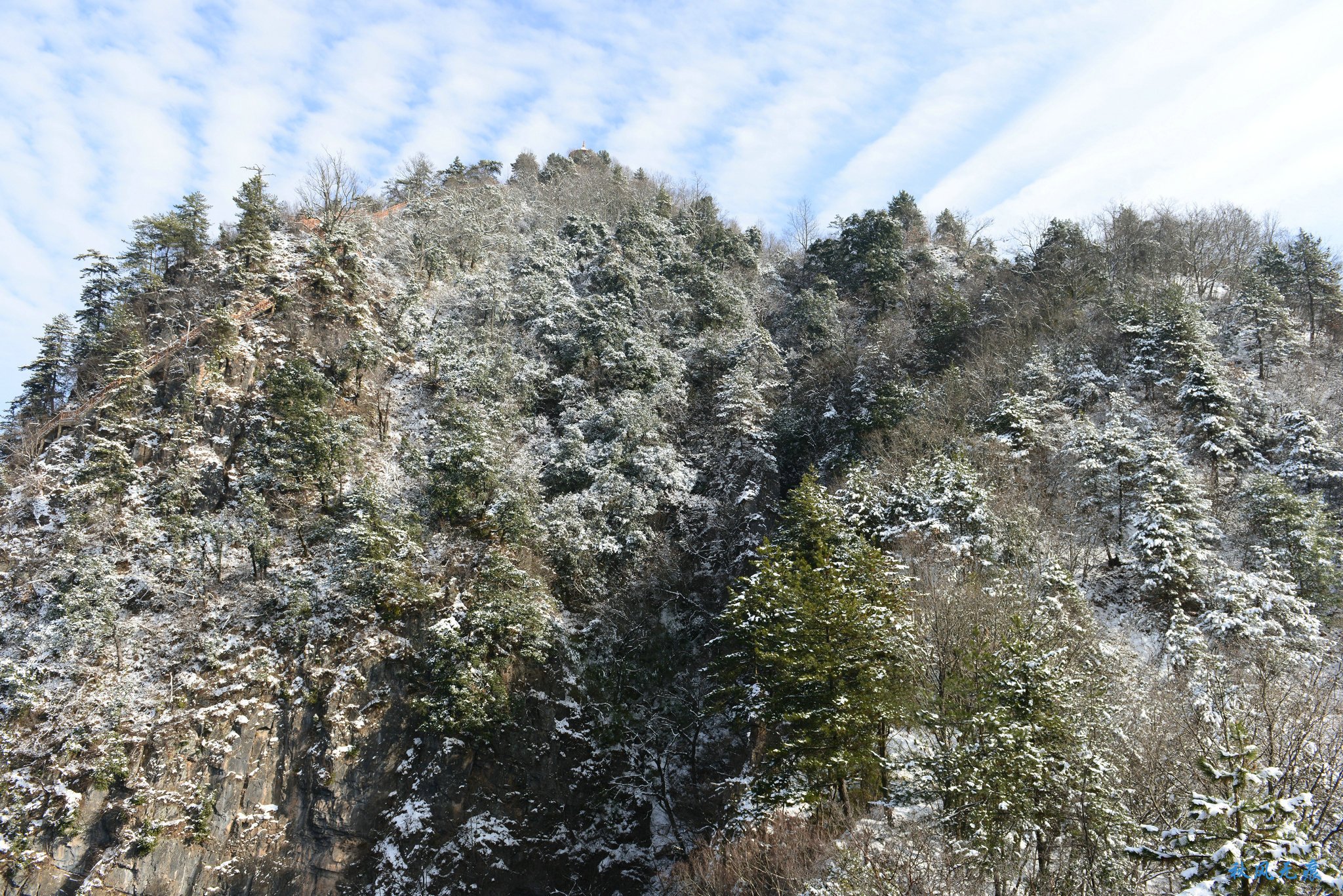 冬雪后去镇安塔云山，一览三面悬崖的五百年道观