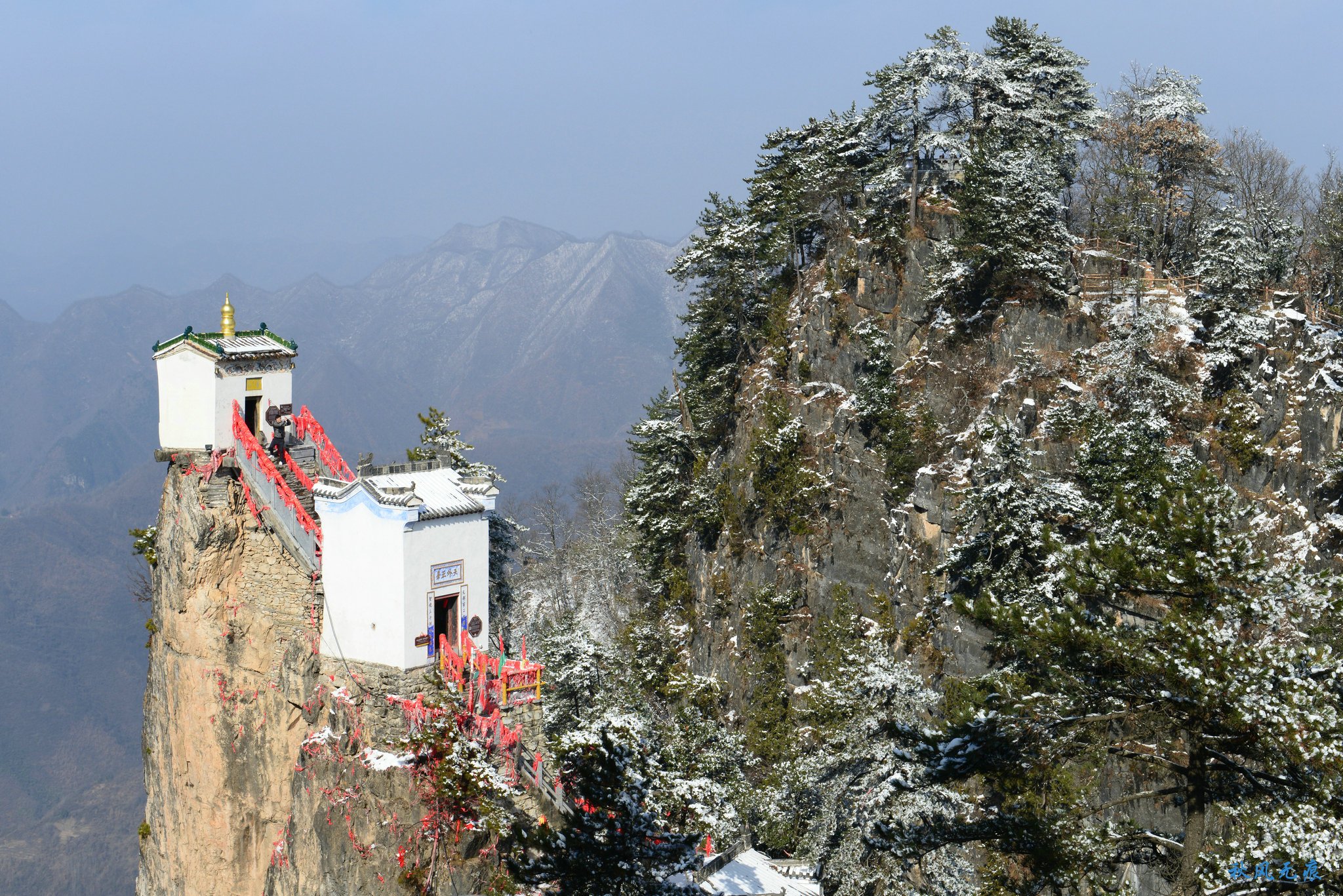 冬雪后去镇安塔云山，一览三面悬崖的五百年道观