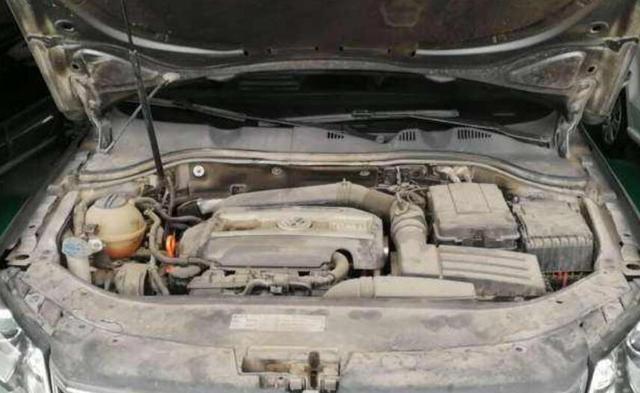 发动机上有灰尘，别用毛巾直接擦，专业人员告诉小技巧