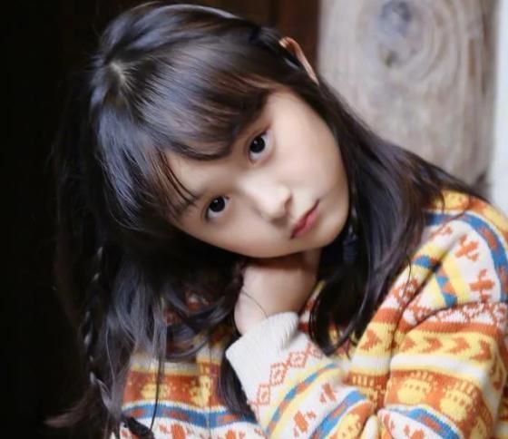 演过赵薇女儿的小童星,因高颜值被禁止整容,现12岁越长越像小s