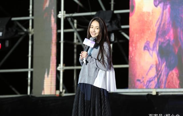 向佐抱郭碧婷被拍到,趁她唱歌时大声表白,郭爸