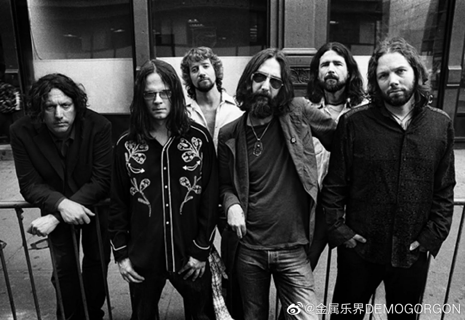 美国 乐团the black crowes(黑乌鸦)因吉他手rich robinson与他哥哥