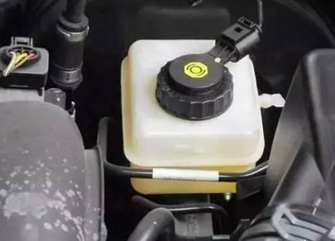 刹车油多久换一次你必须得知道! 换早了伤钱换晚了伤命!