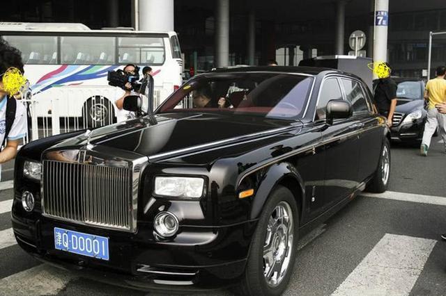 坐劳斯莱斯车牌号d0001,有一点许家印