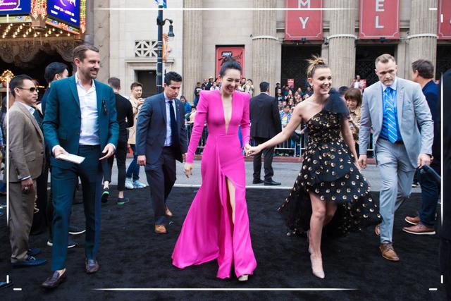 章子怡救活了“死亡芭比粉”！国外宣传新作，桃红色长裙惊艳全场