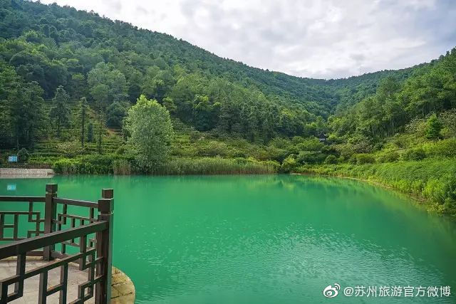 阳光倾泻,夕阳辽远,水面拨动着晚霞,轻风穿过竹