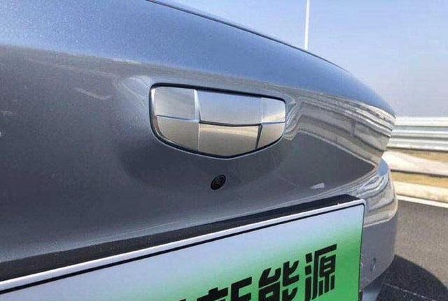 吉利纯电动轿车细节谍照曝光 内饰媲美特斯拉/明年上半年上市