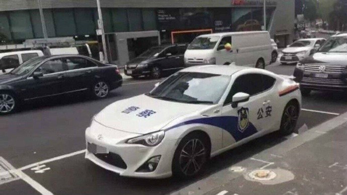 澳大利亚一名华人留学生改装自己的车。因为印的是中文，所以不违法