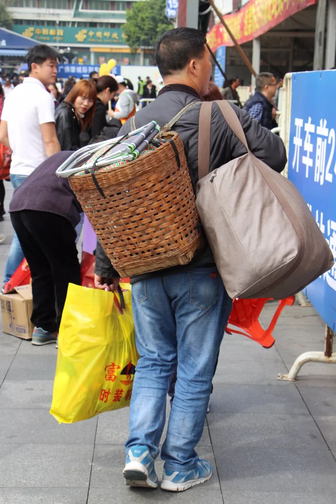 在广州火车站:用影像纪录中国人的春运表情,戳中泪点!
