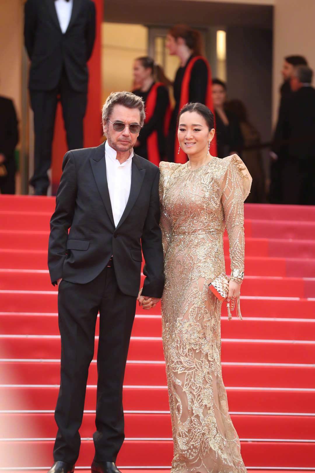 巩俐与丈夫让·米歇尔·雅尔亮相《痛苦与荣耀》首映红毯
