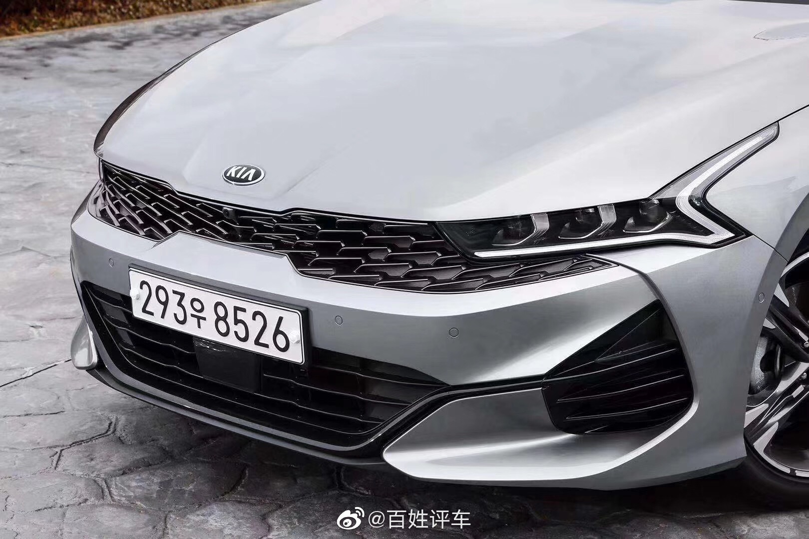 全新一代K5明年北京车展正式亮相溜背轿跑，造型时尚。