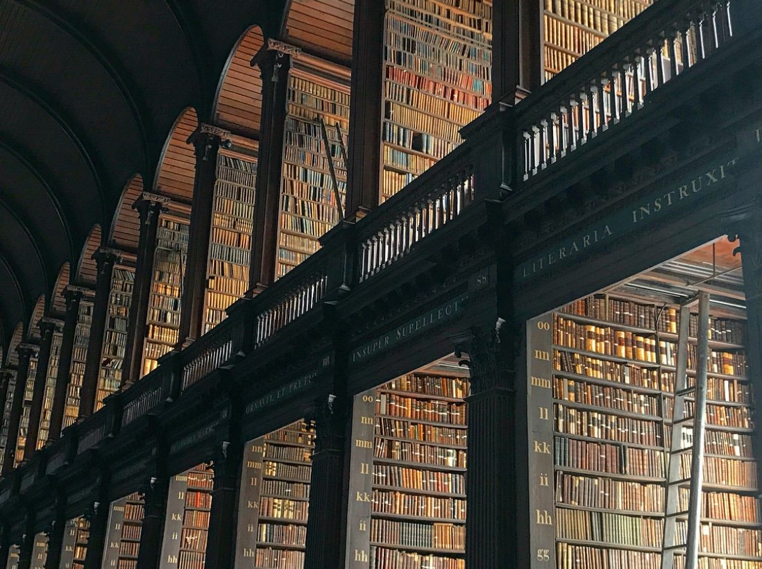 英国都柏林修建的三一学院图书馆。读万卷