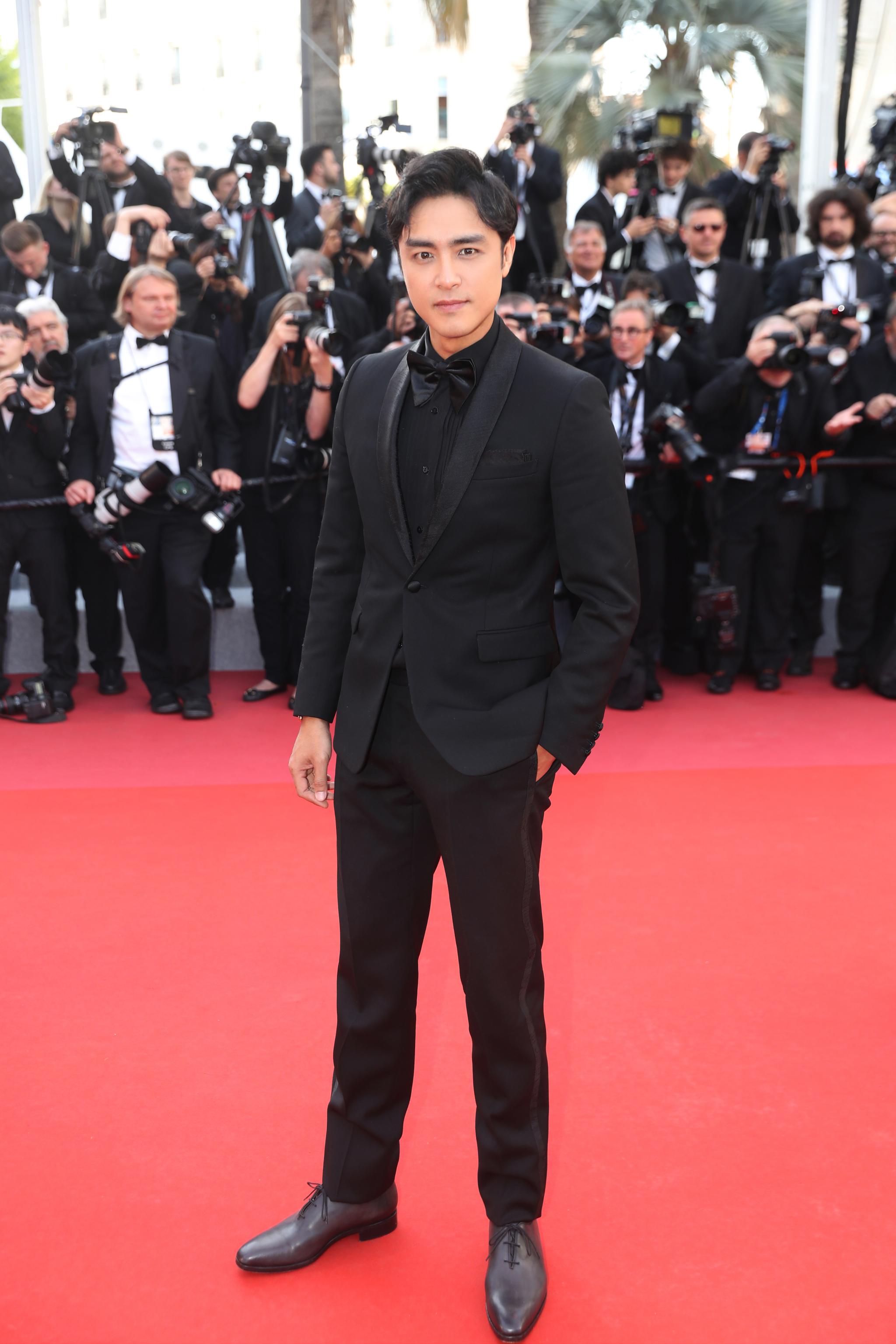 应邀出席《Rocketman》戛纳电影节首映式,一袭暗花黑西装