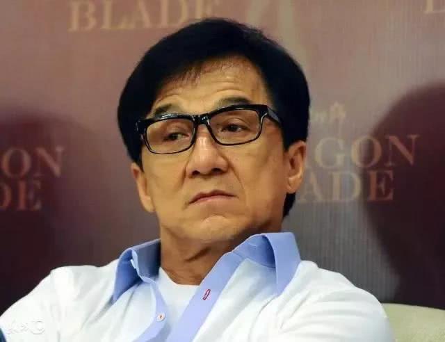 成龙用命在拍戏一个镜头1千万，等了7天不敢跳，直到洪金宝来了