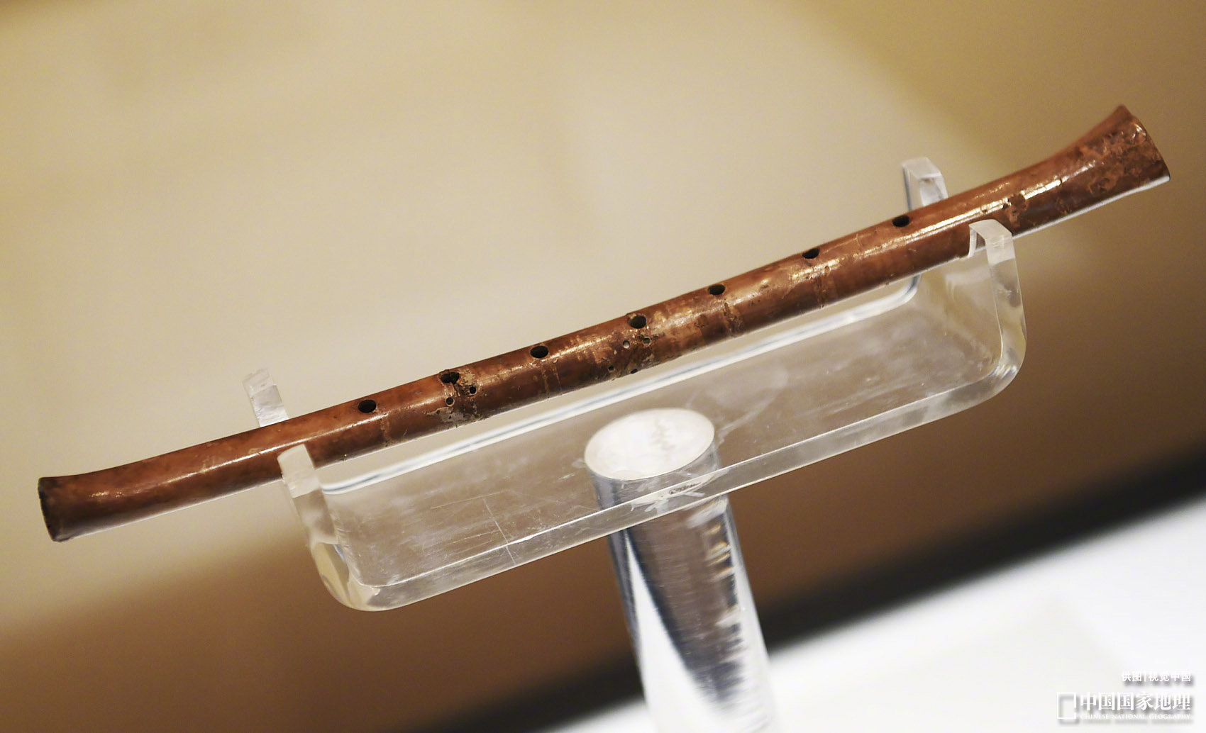 “谁家吹笛画楼中，断续声随断续风。响遏行云横碧落