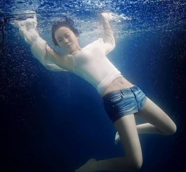闫妮“水中写真”曝光，修长的大腿尽显性感身材，简直不要太养眼