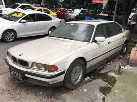 停车场僵尸宝马被锁车轮！保安：不交停车费我也没办法！