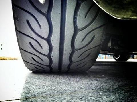 换早了太费钱，换晚了不安全，汽车轮胎到底多久需要换一次