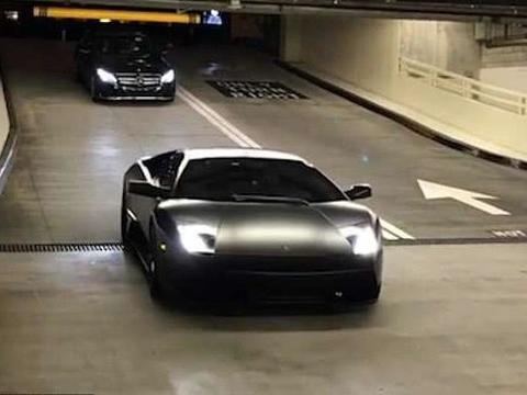 国外兰博基尼因进车库不抬杆走红