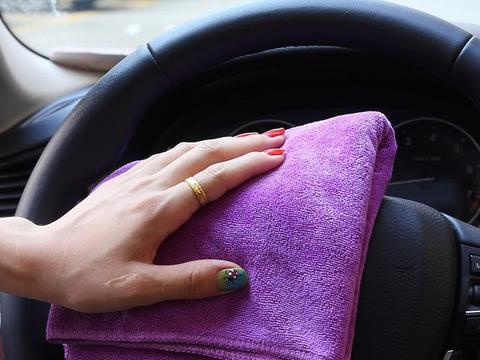 开车8年才知晓：车内有灰尘，别傻傻的总用毛巾去擦，太麻烦