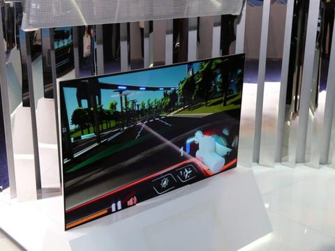 红旗展台真会玩，放个电视充当车头！连轮子都没有的纯粹概念车