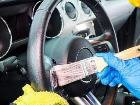 车内灰尘不要用毛巾擦，老司机教你一招，用这土法子，每天开新车