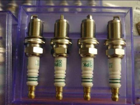 车子有这3种异常，更换火花塞刻不容缓，别拖到发动机大修