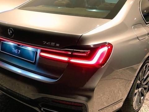 新一代7系亮相，鼻孔越改越大，网友：再改下去就没脸了