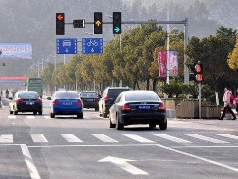 自动挡汽车等红灯时，挂D档踩刹车是否合理？很多车主不清楚