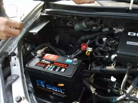 如何判断汽车电瓶该换了？万一没电了咋办