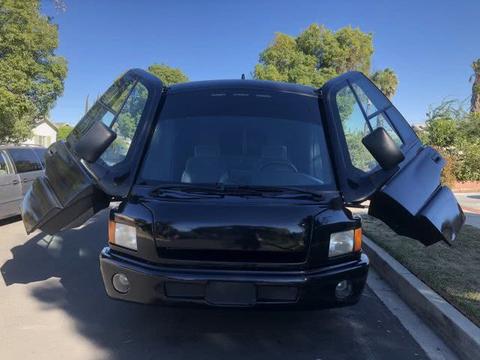 全球限量100台，蝴蝶门配KTV座舱，这辆MPV报价2万多？