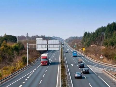 开车上高速要检查哪些地方？老司机多年经验总结，看了不吃亏