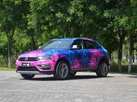 偶遇一辆改装SUV，车身颜色靓丽无比，凑近看表示同情